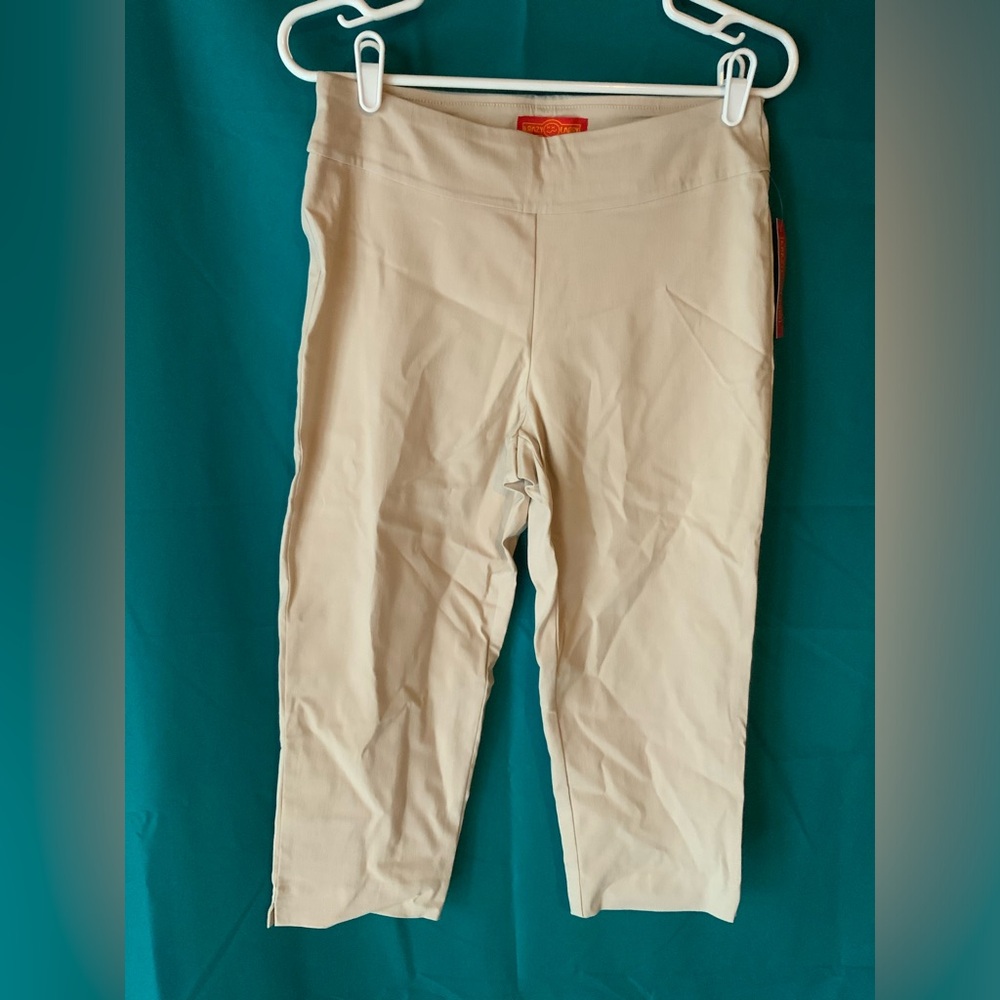 KRAZY LARRY, Women’s Pull-On Capri Pant, Stone, SIZE LARGE, EUC